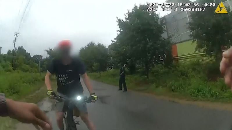 Policista v USA si půjčil od náhodného cyklisty kolo, pomohl tak dopadnout podezřelého z vraždy